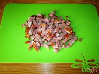 Копченую колбасу порезать кубиками.