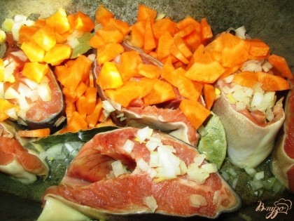 Положить порезанную кружочками морковь, картофель и болгарский перец. Добавить приправу для рыбы, соль, лавровый лист, томатную пасту.