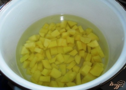 Картофель зальем 3-4 стаканами воды и поставим вариться на огонь.