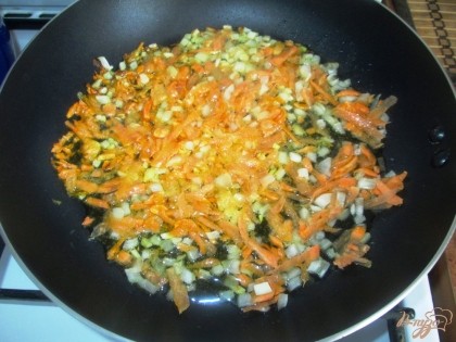 На подсолнечном масле обжарим лук и морковь.