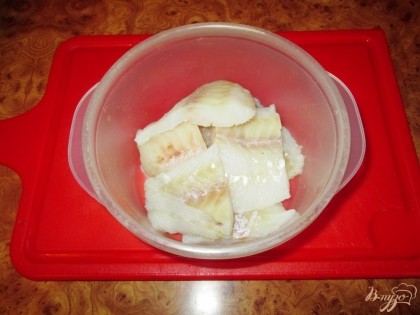 Порезать рыбу на квадратные кусочки, сложить в миску и сбрызнуть соком лимона.