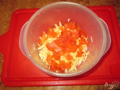 Затем приготовим начинку. Смешаем натертый сыр и несколько зубчиков чеснока, мелко порезанный помидор и майонез.