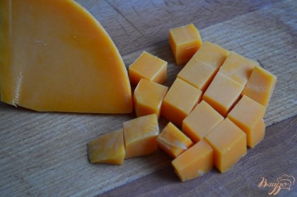 Сыр нарезать кубиками.У меня мимолет, но очень вкусно будет и с любым сыром твердых сортов.