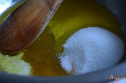 В миске на водяной бане растопить масло, добавить сахар и мед.