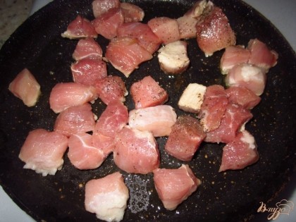 Положите мясо на раскаленную сковороду с растительным маслом и жарьте до зажаренной корочки, посолите.