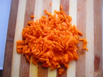 Морковь, помыть, очистить, отварить и натереть на терке.