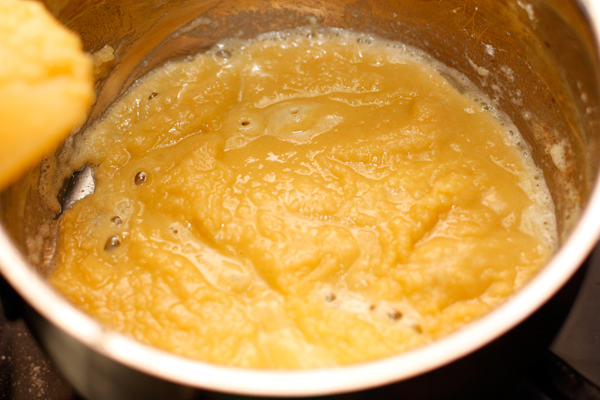 Доведите смесь до кипения, помешивая. Получилась основа соуса, называемая ру (roux).