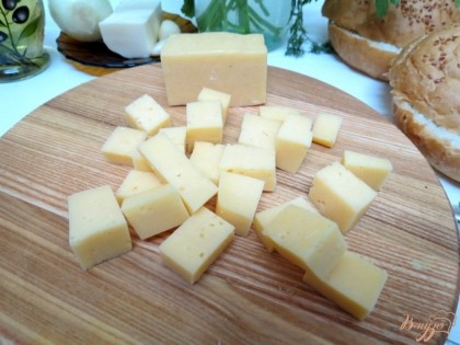Сыр нарезаем кубиками, чтобы легче было его перемолоть.