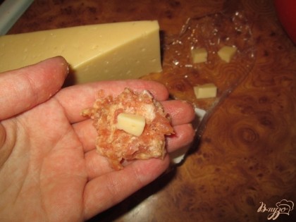 Сделать маленькую лепешечку и положить на середину кусочек любого твердого сыра. Сформировать шарик-фрикадельку.