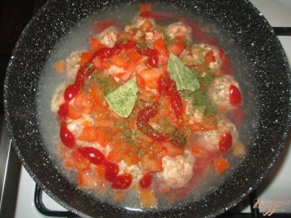 Сверху добавить порезанный помидор, томатную пасту, лавровый лист, сушеный укроп, соль.
