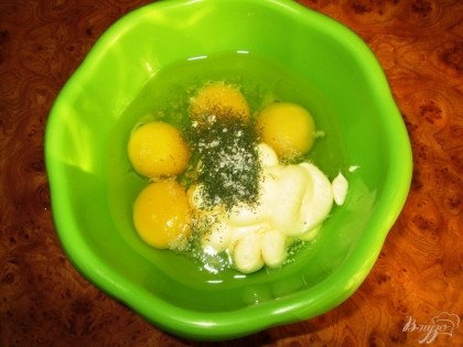 Для приготовления заливки разбить в миску 4 куриных яйца, добавить соль, сушеный укроп и майонез.