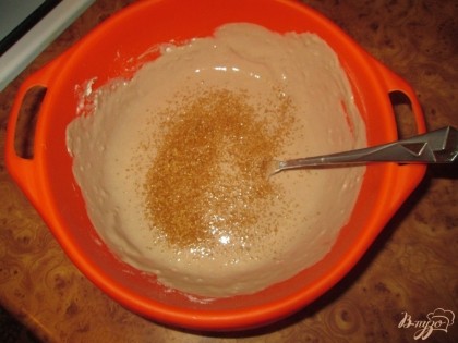 Добавить ванилин, сахарный песок, щепотку соли и перемешать до однородной массы.