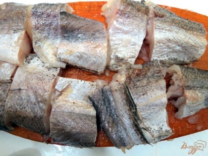 Нарезаем на кусочки, солим, перчим можно, по желанию, использовать специи для рыбы и оставляем, чтобы рыба пропиталась, минимум на пол часа.