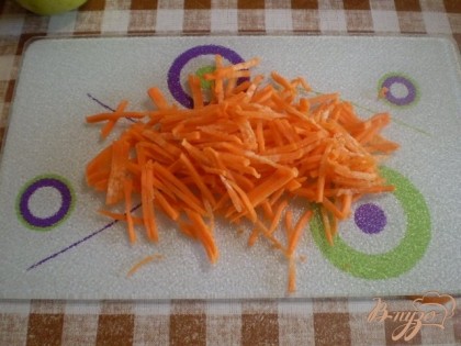 Морковь нарезать.