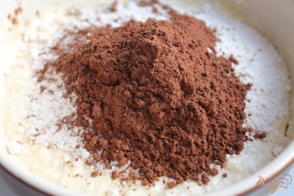 Какао порошок добавляем в творожное тесто и тщательно перемешиваем.