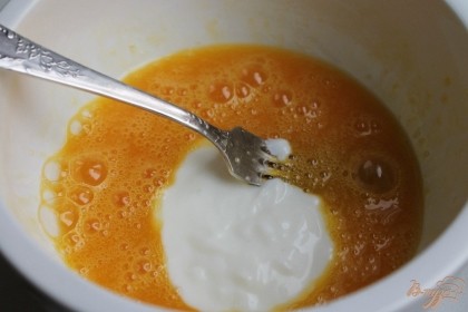Яйца вбиваем в пиалу, добавляем соль и взбиваем венчиком. Добавляем натуральный йогурт или сметану и перемешиваем.