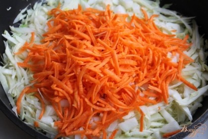 Чистим и трем морковь, добавляем в начинку и перемешиваем.