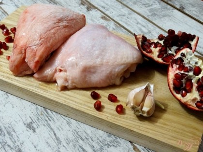 Возьмите кусочки курицы (подойдут бедра, окорочки и даже крылышки), плод граната и чеснок.