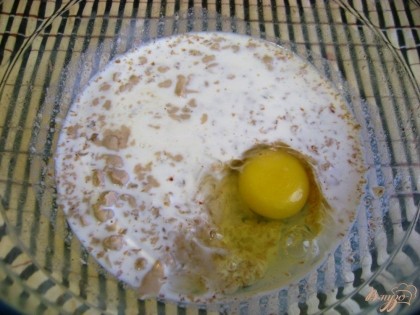 После этого добавить к получившейся кашке яйцо, дрожжи, а также соль и сахар.