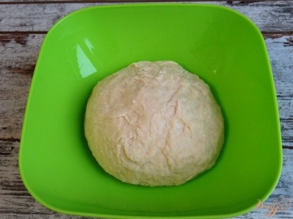 Замешайте тесто и оставьте его для подъема (примерно 1 час).