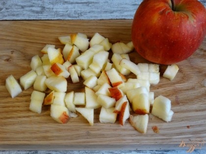 Для начинки возьмите сладкое яблоко, порежьте его кубиками.