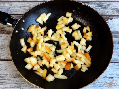 Растопите на сковороде кусочек сливочного масла или маргарина, припустите на нем яблочную нарезку. Добавьте немного сахара и перемешайте.
