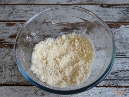 Чтобы приготовить штрейзель, следует смешать 15 мл растительного масла, 1 ст.л. сахара и 1 ст.л. муки. Хорошенько растереть компоненты в крошку.