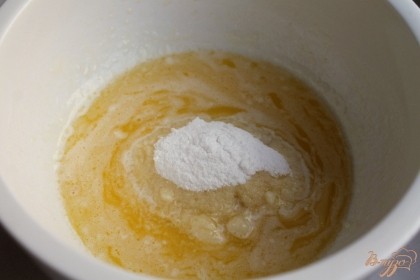 Сливочное масло кладем в пиалу и растапливаем на водяной бане. В масло добавляем сахарную пудру и перемешиваем.