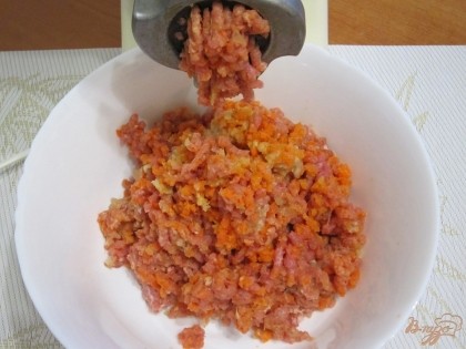 Мясо, лук и морковь порезать крупными кусочками. Пропустить все через мясорубку 2 раза.