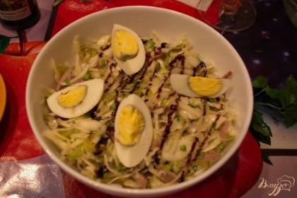Нарежьте отварные куриные яйца. Уложите их на салат.