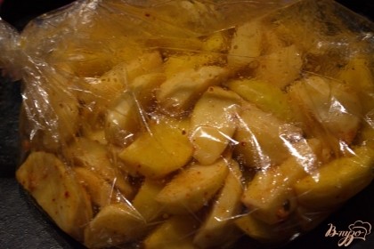 Укладываем картофель в рукав. Связываем края. Разогреваем духовку до 200 градусов. Запекаем картофель до готовности.