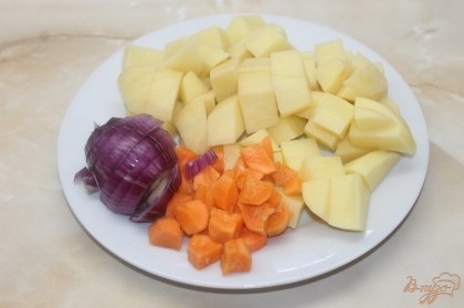 Приступаем к нарезке овощей. Картофель и морковь нарезать средним кубиком, лук полукольцами.