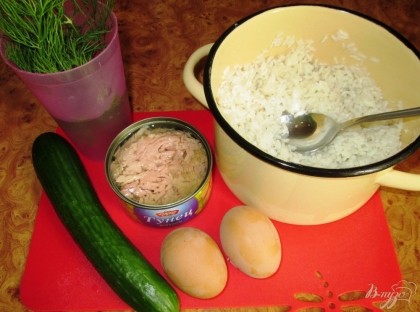 Приготовим необходимые ингредиенты - отваренный рис, яйца вкрутую, огурец, консервированный тунец и свежую зелень.