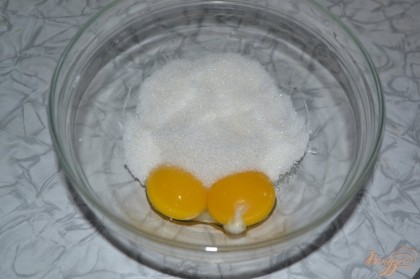 Для приготовления заварного крема нужно 2 желтка взбить со 120 гр. сахара. Добавить 2 стол. л. муки и ванилин