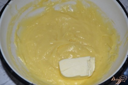 Затем тоненькой струйкой вливаем желтки в молоко при этом взбивая венчиком и доводим до кипения.В остывший крем кладем масло и взбиваем миксером. Крем готов.