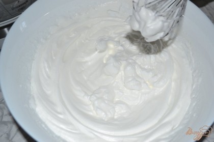 Для приготовления белкового крема взбиваем 4 белка со 125 гр. сахара до устойчивых пиков.