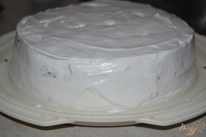 Обмазываем белковым кремом наш торт. Украшаем по вкусу.