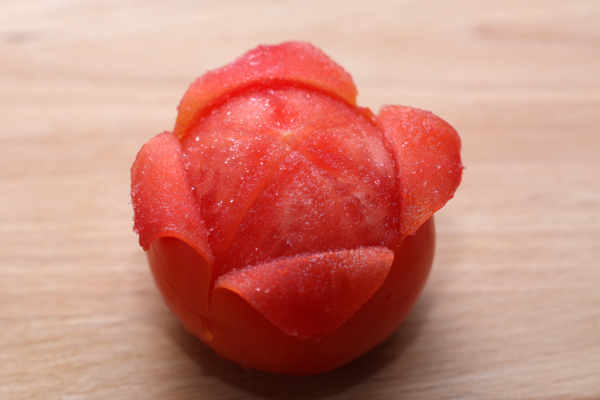 На помидорах сделайте крестообразный надрез и опустите их на 1-2 минуты в кипяток. После этого очистите от кожицы и жесткой серединки.