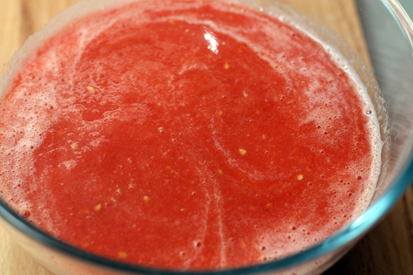 С помощью блендера сделайте однородное пюре из очищенных помидоров, сладкого красного перца и небольшой луковицы.