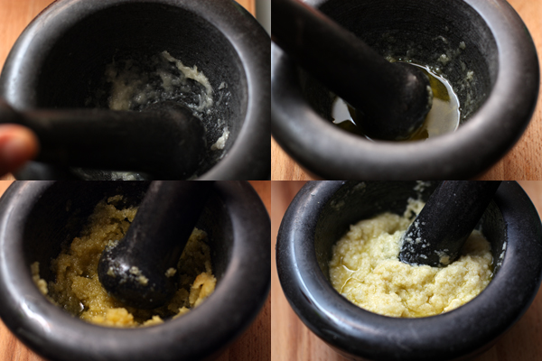 В ступке разотрите очищенный чеснок с солью до однородной кашицы, затем добавьте оливковое масло и хлебный мякиш. Разбавьте немного водой.