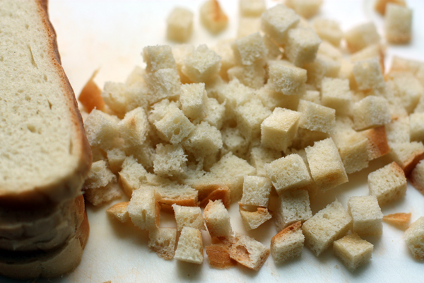 Отдельно нарежьте кубиками хлеб и подсушите на горячей сковороде, чтобы получились сухарики.