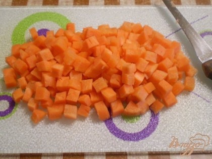 Морковь порезать.