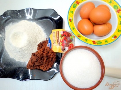 Для приготовления теста нам понадобится мука, сахар, сметана, яйца, разрыхлитель теста, какао.