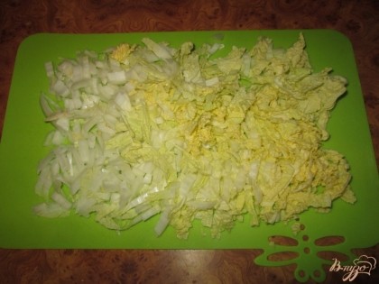 Порезать тонкой соломкой китайскую капусту.