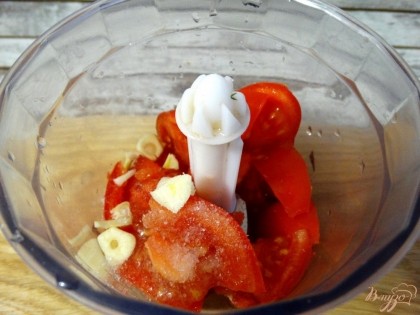 В блендере смешайте свежие томаты, чеснок, соль и перец. Получается томатно-чесночный соус. Если соус слишком густой, добавьте немного воды.