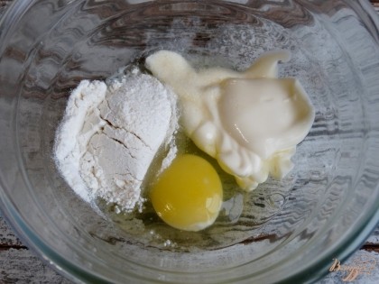 Готовим кляр – соединяем муку, майонез и куриное яйцо. Добавляем соль.