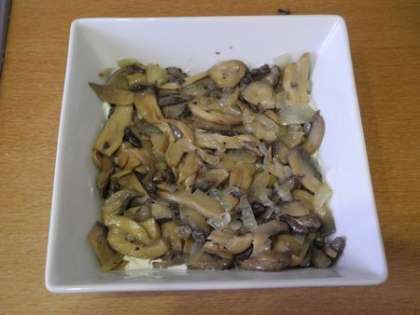 Выложить в салатницу грибы с луком и смазать майонезом
