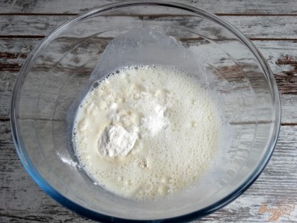 Вылить яично-молочную смесь в муку с добавками.