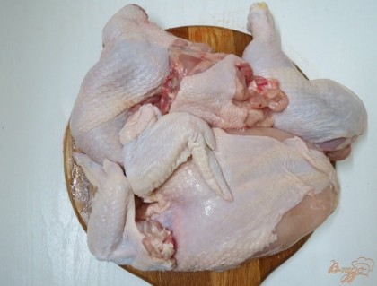 Курицу также тщательно помойте, нарежьте крупными кусками.