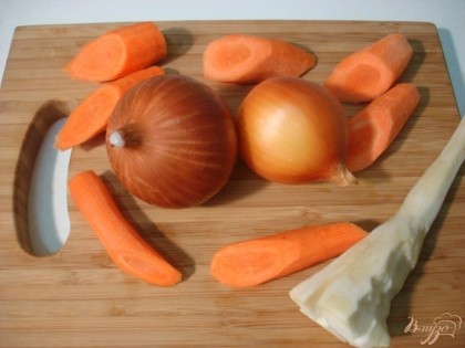 Морковь помойте и почистите, порежьте крупными кусками. Лук нужно очистить только от верхнего слоя шелухи. Один слой шелухи оставьте на луке.